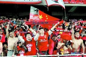 据德国记者Christopher Michel报道称，范德贝克的合同中有1300万欧买断条款。